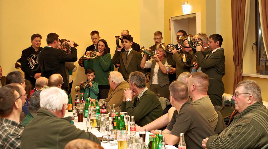 Die Nachwuchsarbeit hat sich ausgezahlt. So viele Jagdhornbläser wie wohl noch nie zuvor haben die Jahreshauptversammlung der Jägerschaft Altkreis Jessen musikalisch eröffnet.