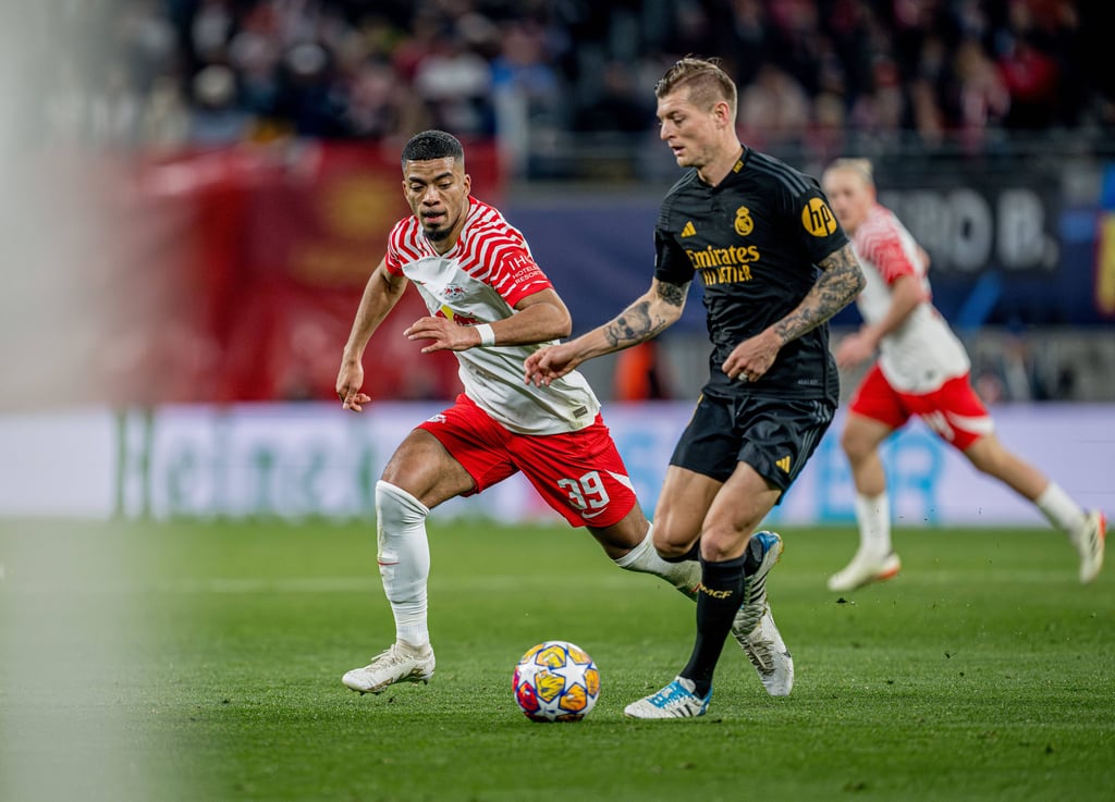 Leipzigs Benjamin Henrichs (l.) verfolgt Real-Star Toni Kroos.