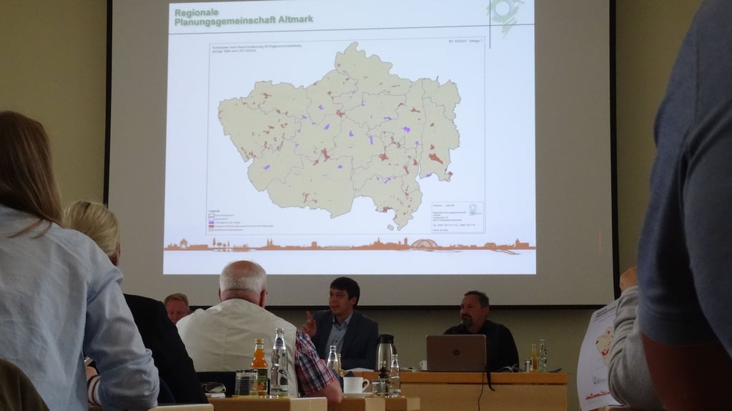 Die Regionalversammlung der Regionalen Planungsgemeinschaft Altmark legt die Flächen für neue Windvorranggebiete fest.