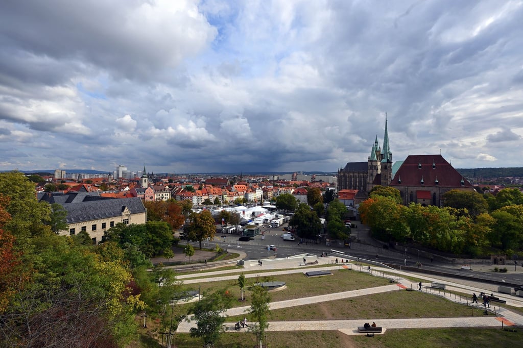 Wolken ziehen über den Domplatz mit Mariendom und Seberikirche.