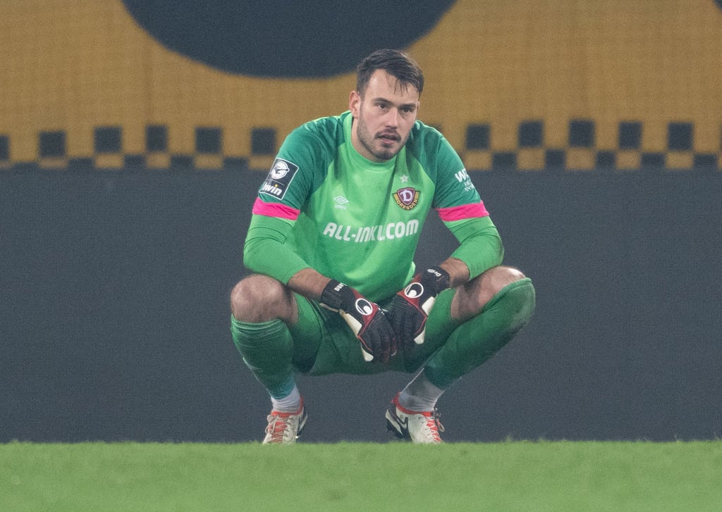 Dynamos Torwart Stefan Drljaca hockt nach einem Gegentor am Boden.