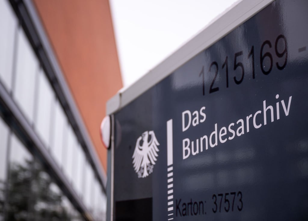 Das Logo des Bundesarchivs, aufgenommen bei einem Pressetermin zur Vorstellung der neuen Katastrophenschutz-Anhänger für das Bundesarchiv.