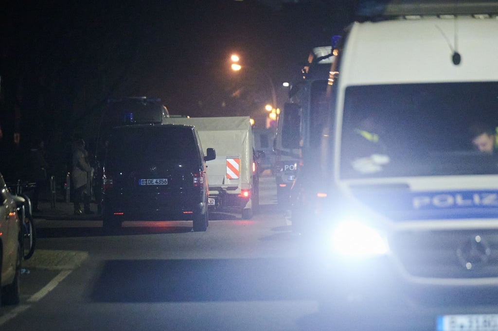Ein Polizeifahrzeug mit einem Spezialanhänger fährt in die Sebastianstraße.