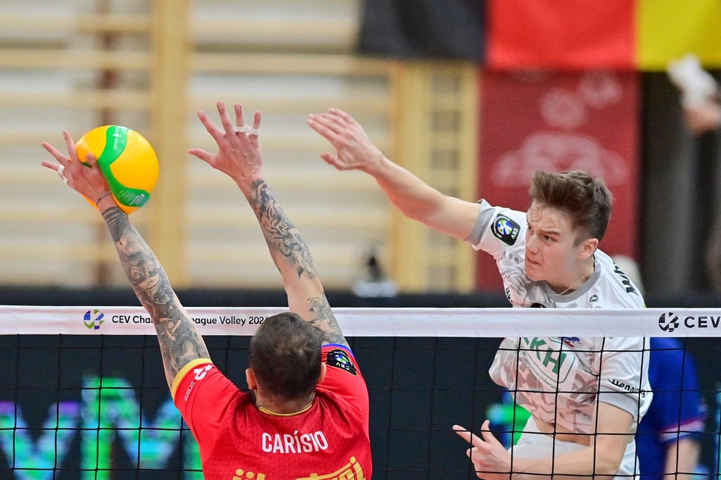 Matthew Knigge (r) in Aktion. Lüneburg steht im Endspiel des CEV Cups.