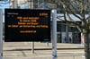 Gähnende Leere an den Haltestellen am 29. Februar: Auf den elektronischen Hinweistafeln  – hier am Opernhaus – werden die Fahrgäste über den Streik gegen die MVB informiert. 