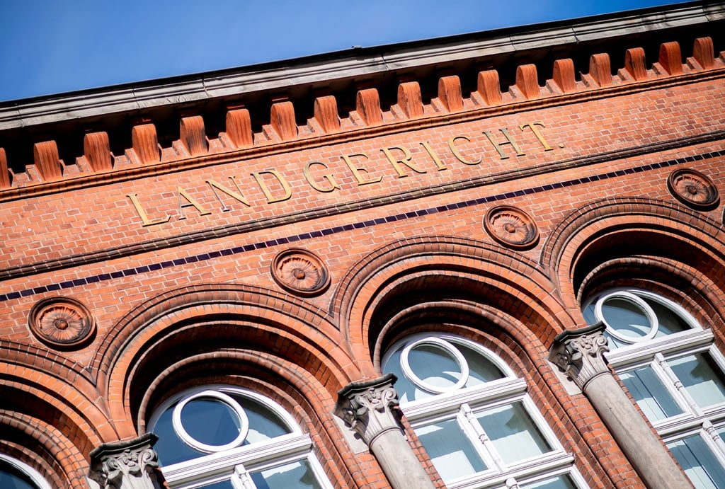 Der Schriftzug „Landgericht“ steht am historischen Gebäude des Landgerichts Verden im Stadtzentrum.