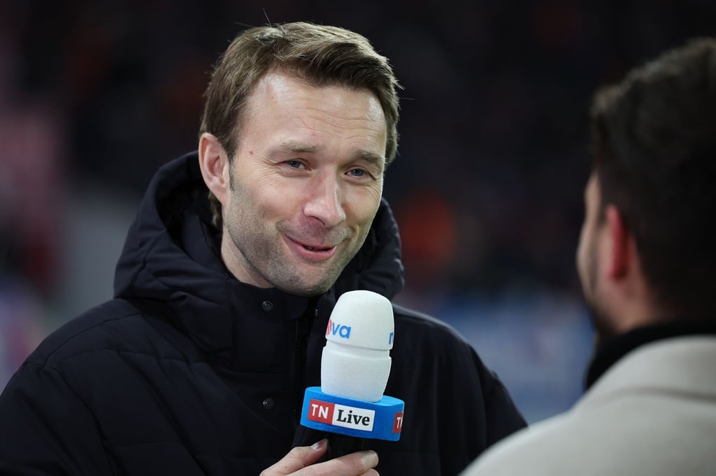 Leverkusens Geschäftsführer Simon Rolfes geht entspannt mit den Spekulationen um seinen Chefcoach Xabi Alonso um.