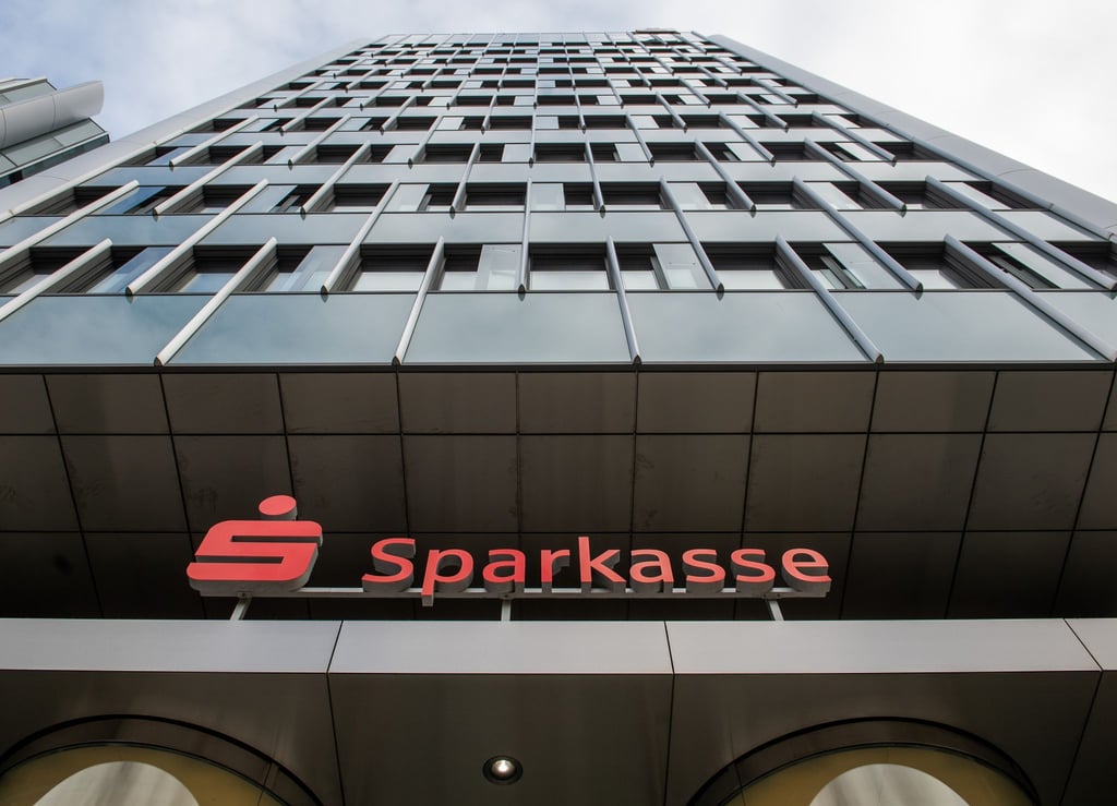 Das Logo der Sparkasse über einem Eingang zum Unternehmenssitz der Sparkasse Hannover.