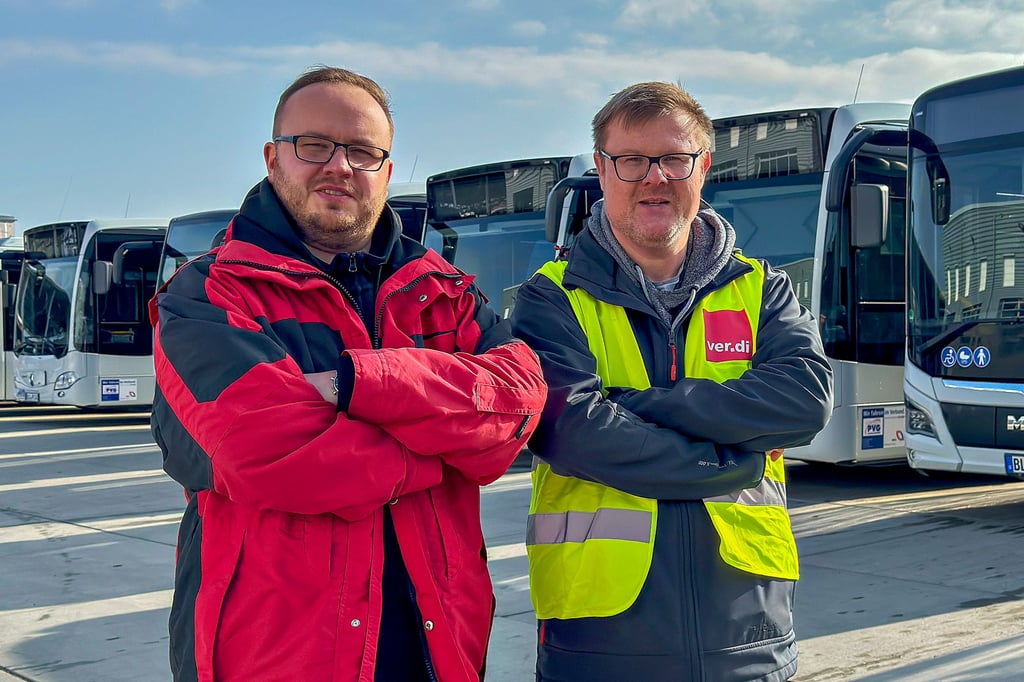 In Zeitz standen am Donnerstag alle Busse still: Busfahrer Daniel Hartmann (rechts) und Johannes Mielke auf dem Betriebshof der PVG in Zeitz.
