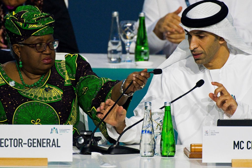Der emiratische Staatsminister für Außenhandel, Thani bin Ahmed al-Zeyoudi, sitzt neben der Generaldirektorin der Welthandelsorganisation, Ngozi Okonjo-Iweala, beim 13. Ministertreffen der Welthandelsorganisation.