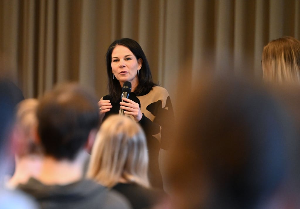 Annalena Baerbock (Bündnis 90/Die Grünen), Außenministerin, spricht bei ihrem Besuch in der Aula des Oberstufenzentrums (OSZ) Neuruppin zu den Schülern.