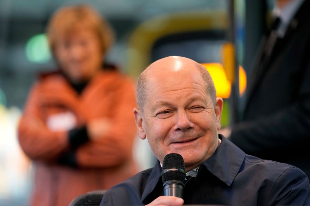 Bundeskanzler Olaf Scholz (SPD) spricht mit Teilnehmern des Demokratieprojekts „metro-polis“.