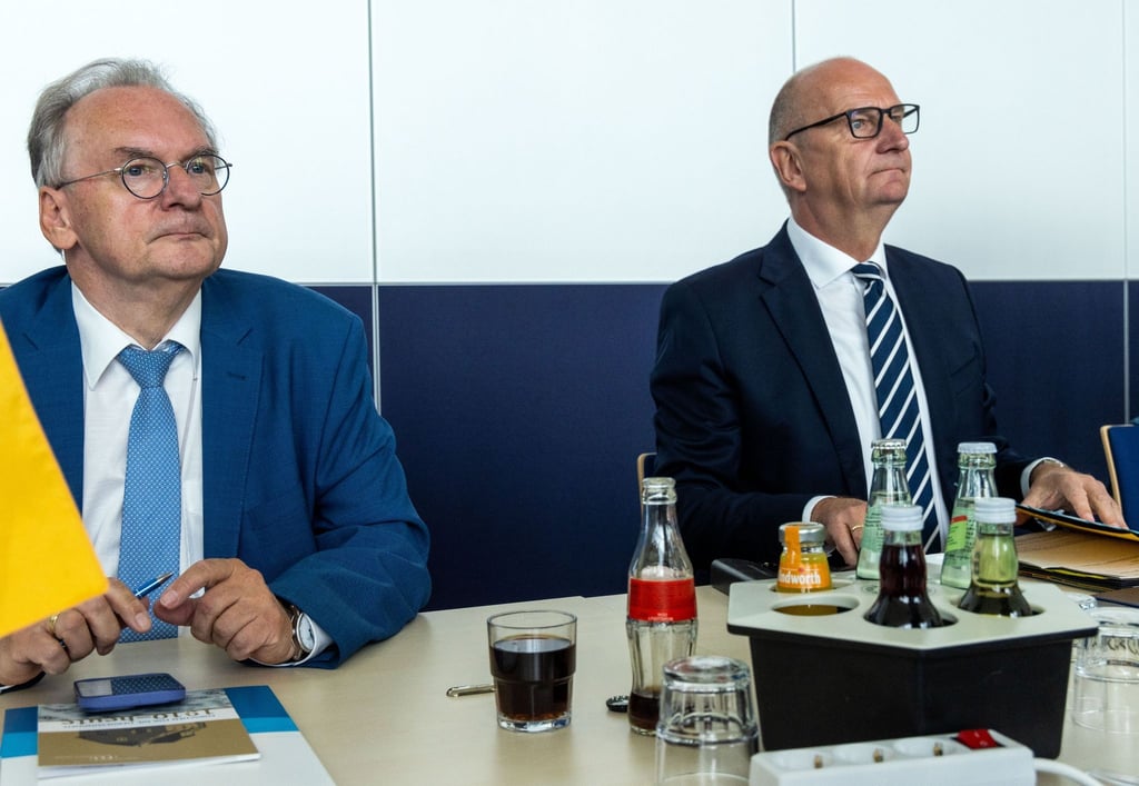 Reiner Haseloff (l) und Dietmar Woidke sitzen bei einem Treffen der ostdeutschen Regierungschefs im Friedrich-Loeffler-Institut auf Riems.