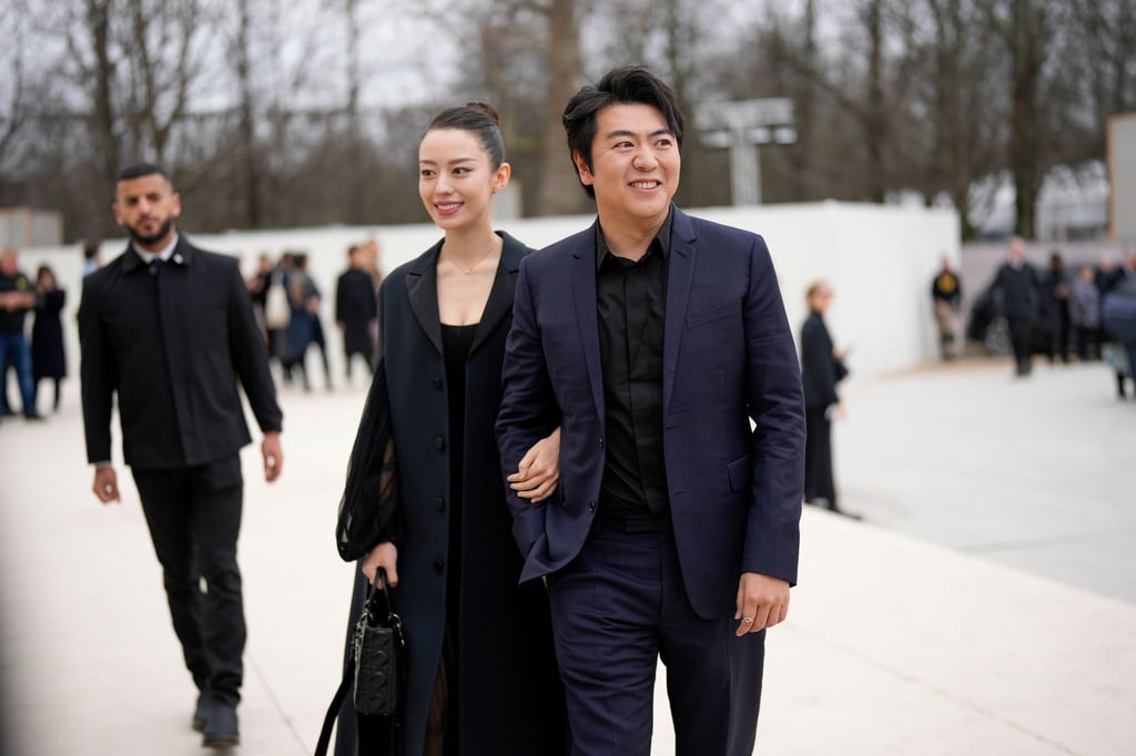 Lang Lang kommt mit seiner Frau Gina Alice Redlinger während der Pariser Modewoche zur Dior-Show.