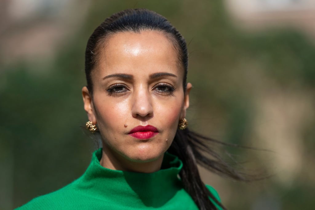 Die Berliner SPD-Politikerin Sawsan Chebli guckt in die Kamera.