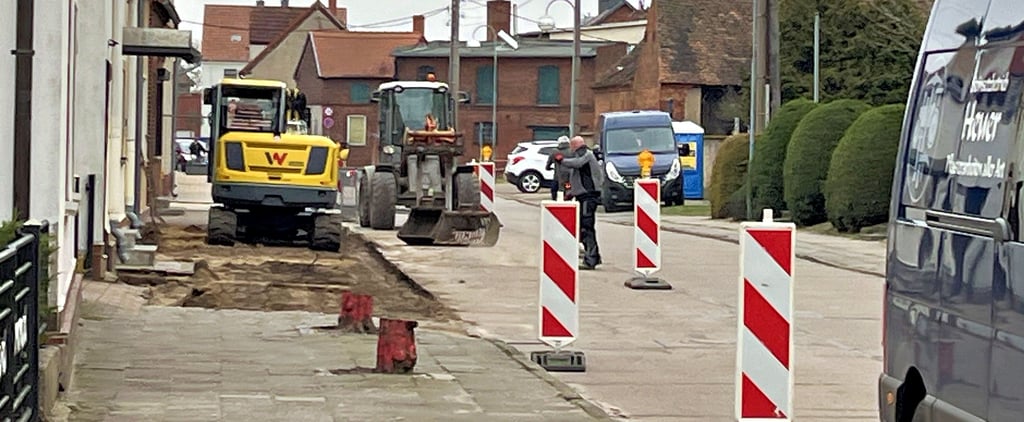 Bauarbeiten am Gehweg Luxemburgstraße in Tangerhütte.