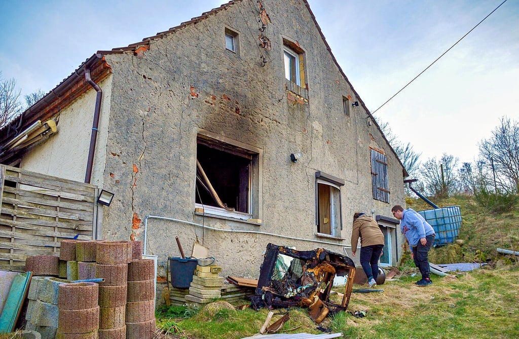 Nach dem Hausbrand in Bad Schmiedeberg ist das Gebäude weitgehend zerstört. Das Haus an der Moschwiger Straße ist stark in Mitleidenschaft gezogen worden. Im Wohnzimmer soll das Feuer, vermutlich ausgelöst durch einen Kabelbrand, ausgebrochen sein.