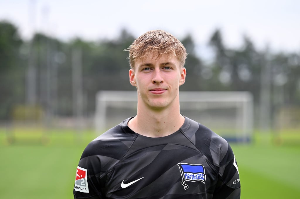 Herthas Torhüter Tim Goller während eines Fototermins.