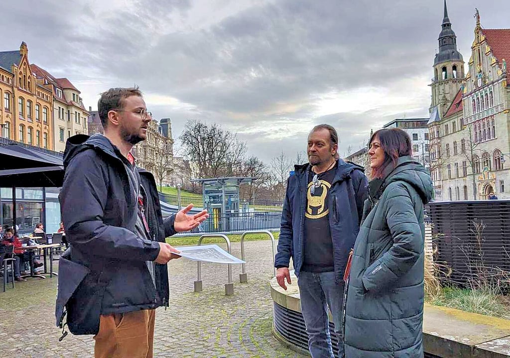 Tourguiden Stefan Eckert (links) erkärt den beiden Touristen Franz Tremml und Brigitte Wittmann die hallesche Stadtgeschichte.