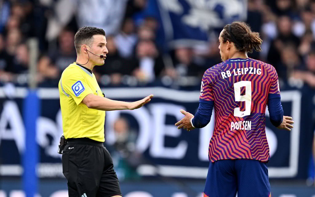 Schiedsrichter Harm Osmers mit RB-Stürmer Yussuf Poulsen: Am Samstag leitet der Unparteiische Leipzigs Gastspiel beim VfL Bochum in der Bundesliga.