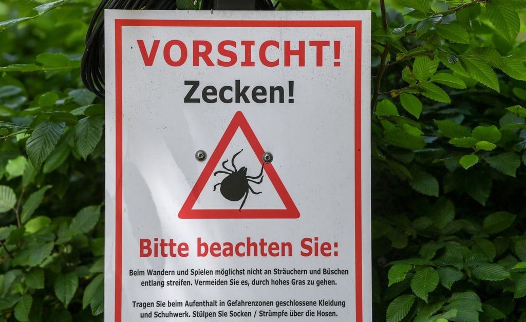 „Vorsicht! Zecken!“ steht auf einem Warnschild im Biosphärenreservat Schorfheide-Chorin.