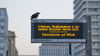 Eine Anzeigetafel einer Tramstation am Berliner Alexanderplatz macht auf den ganztägigen Warnstreik aufmerksam.