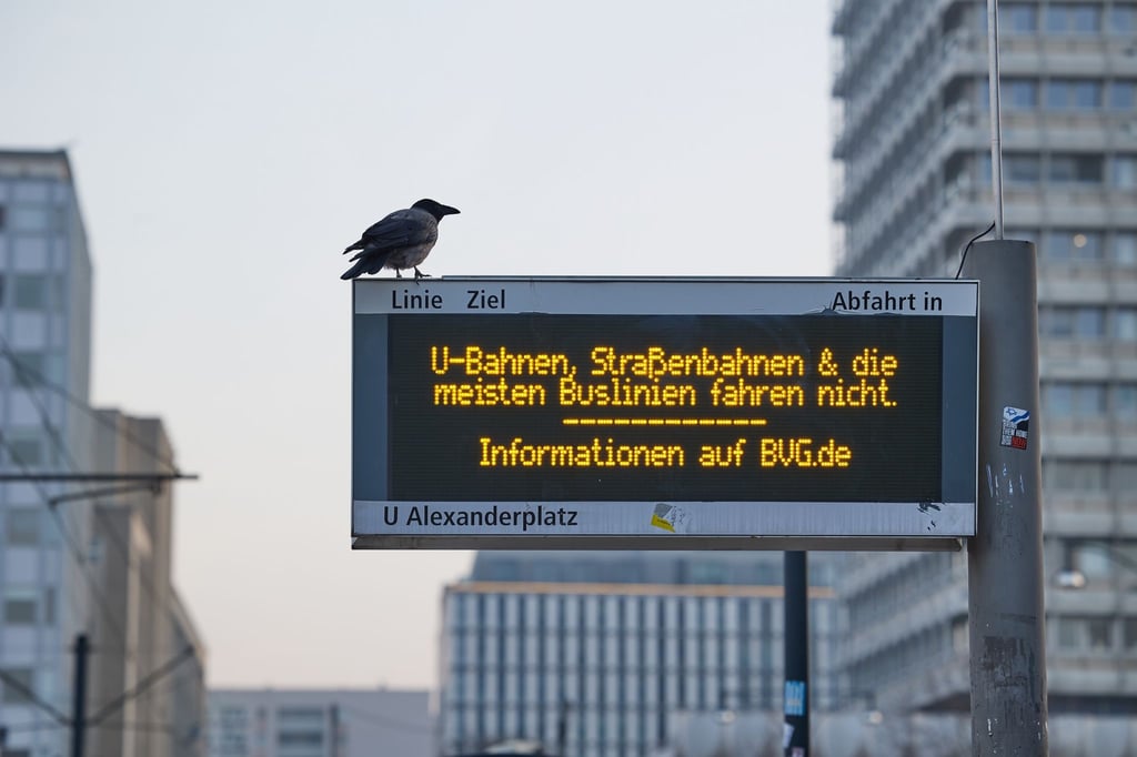 Eine Anzeigetafel einer Tramstation am Berliner Alexanderplatz macht auf den ganztägigen Warnstreik aufmerksam.