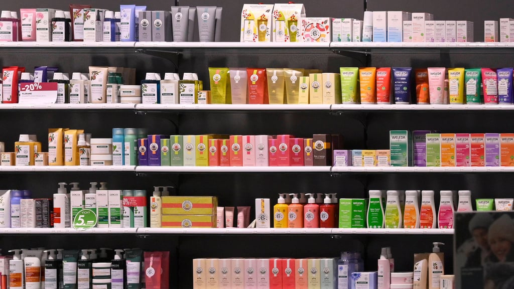 Ein Mann soll in einem Drogeriemarkt in Halle Waren im Wert von 150 Euro gestohlen haben.