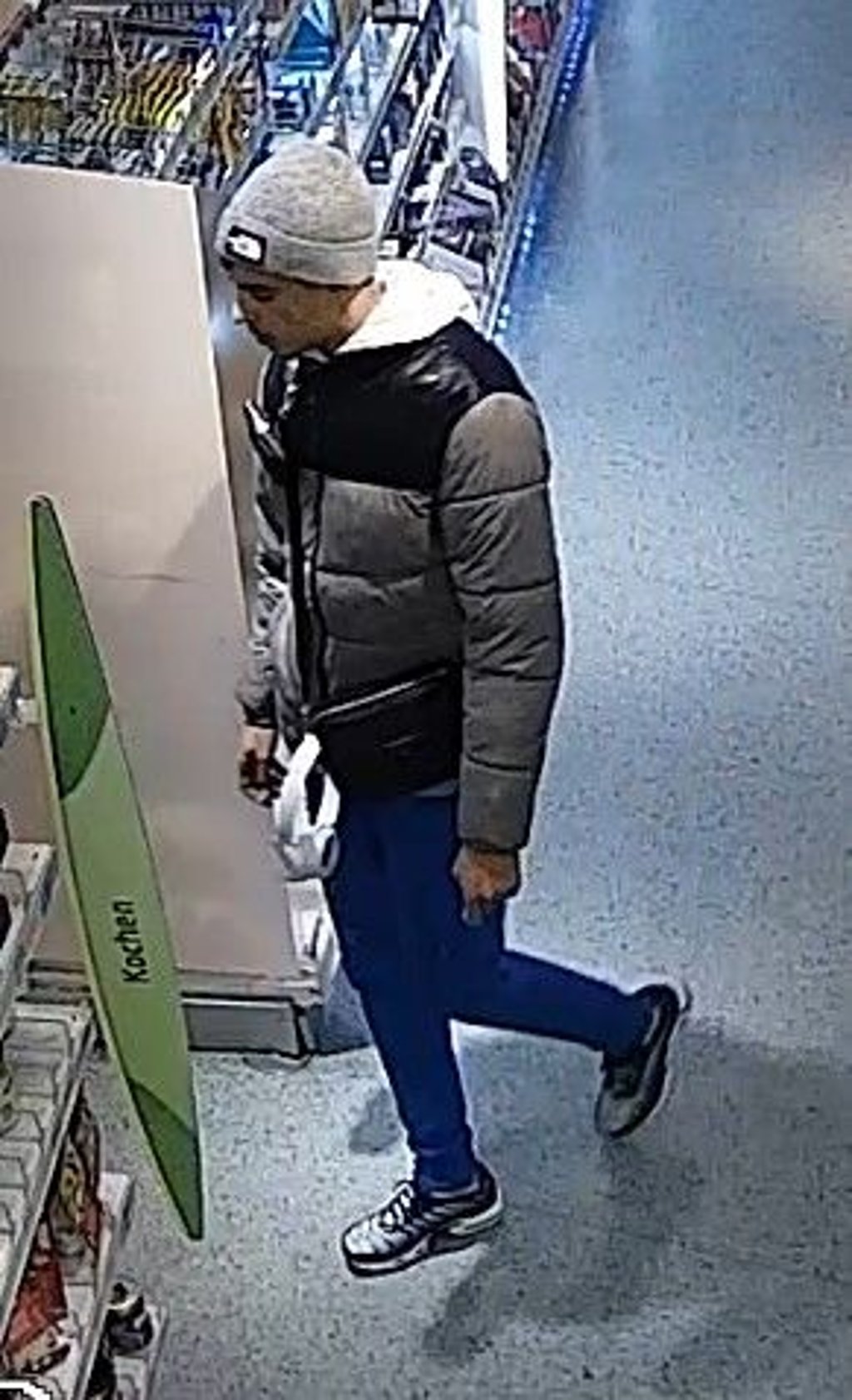Der mutmaßliche Täter hatte außerdem weiße Kopfhörer bei sich.