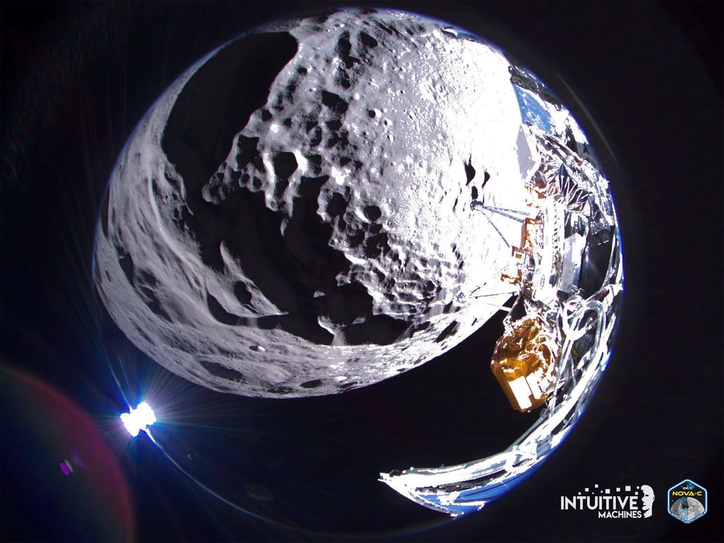 Bild der Odysseus-Mondlandefähre von Intuitive Machines vom Krater Schomberger auf dem Mond.