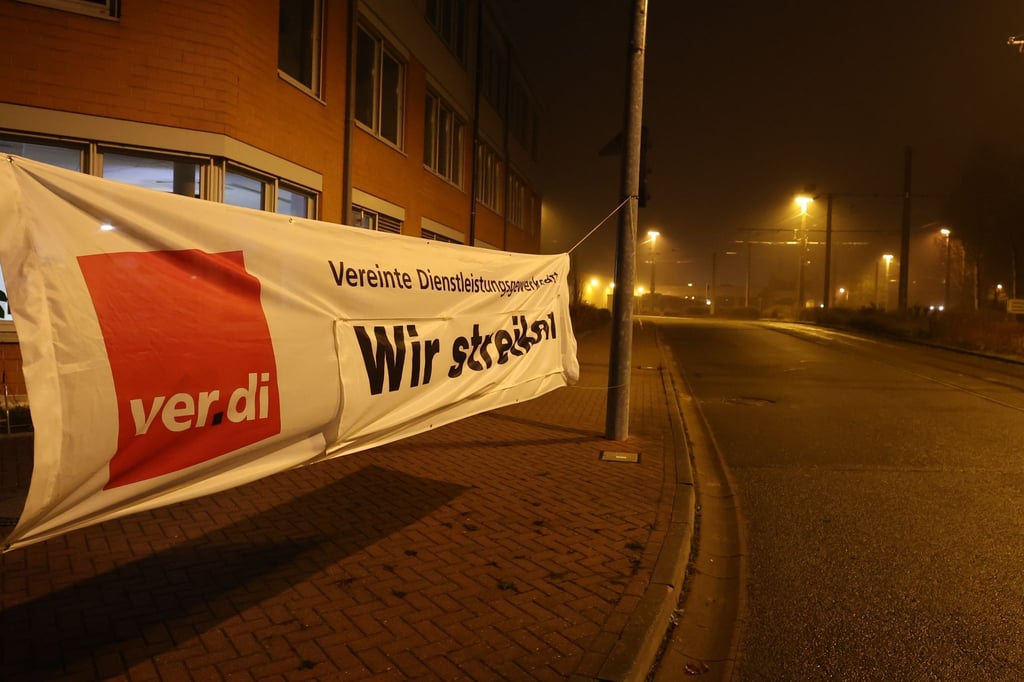 „Wir Streiken“ steht auf einem Plakat am Eingang zum Betriebshof des Nahverkehrs.