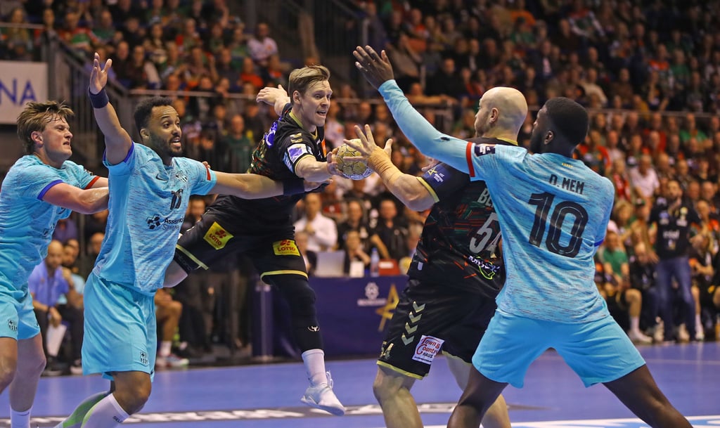 Janus Dadi Smarason (3. v. l.) spielt auf Oscar Bergendahl: Auch wenn die Szene nicht mit einem Tor belohnt wurde, gewann der SCM in letzter Sekunde gegen den FC Barcelona. Es war der elfte Champions-League-Sieg in Folge für die Grün-Roten.