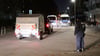 Ein Fahrzeug der Polizei mit einem Spzialanhänger für den Abtransport eines gefährlichen Gegenstands fährt in die Sebastianstraße.
