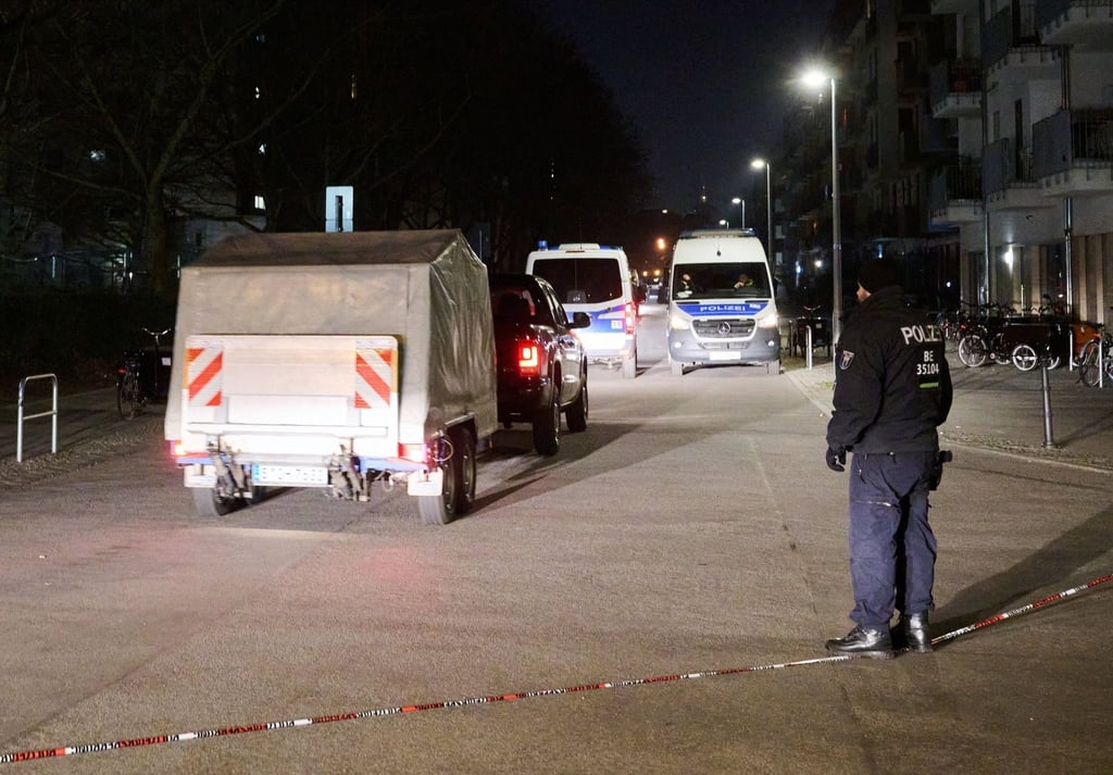 Ein Fahrzeug der Polizei mit einem Spzialanhänger für den Abtransport eines gefährlichen Gegenstands fährt in die Sebastianstraße.
