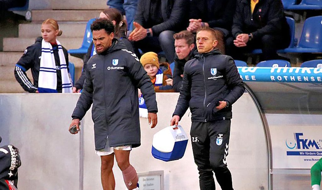 FCM-Physio zu Gast in der Heimat: In diesem Fall kümmerte sich Zacharias Flore gegen Fortuna Düsseldorf um Herbert Bockhorn.