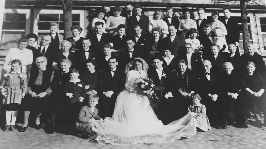 Erinnerungen: Die Hochzeitsgesellschaft am 28. Februar 1959 in Letzlingen.