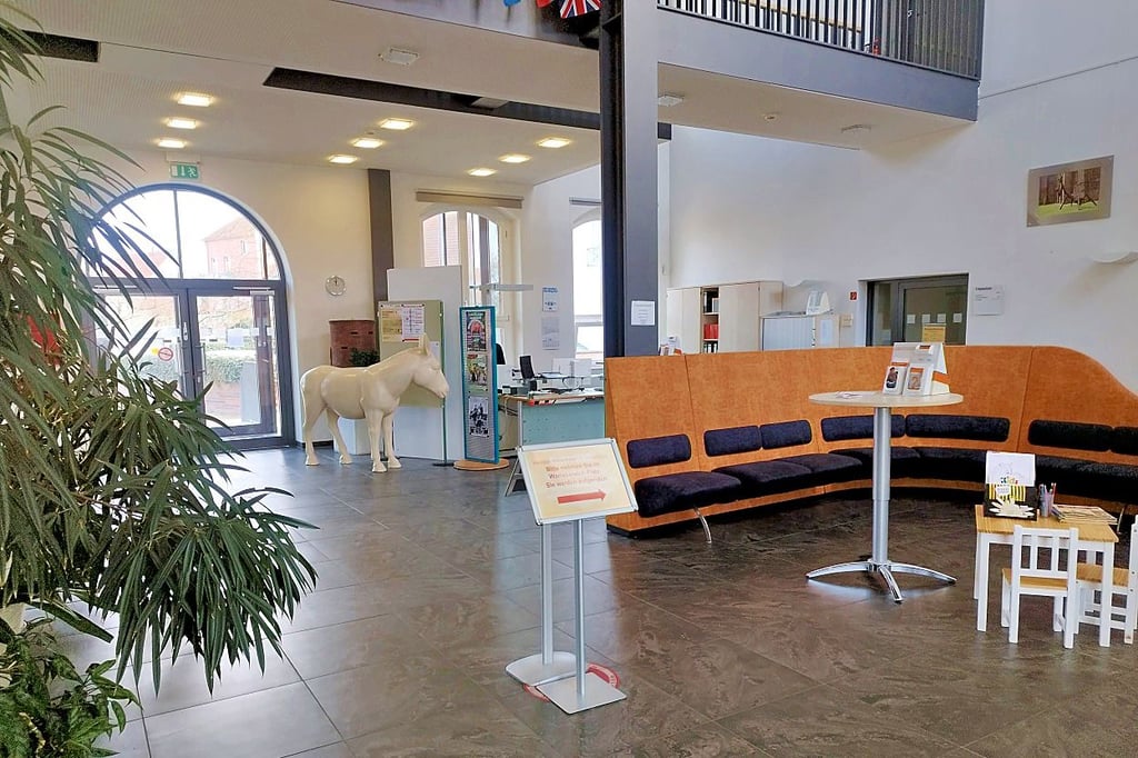 Der Wartebereich mit Infoschalter im Bürgercenter Salzwedel.