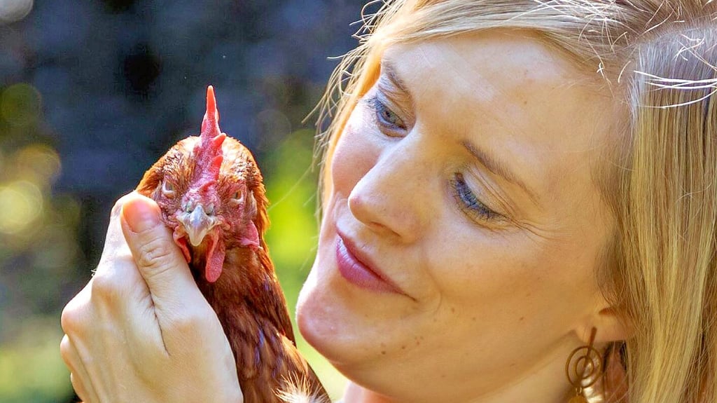 Ulrike Kohl hält ein gerettetes Huhn auf dem Arm.