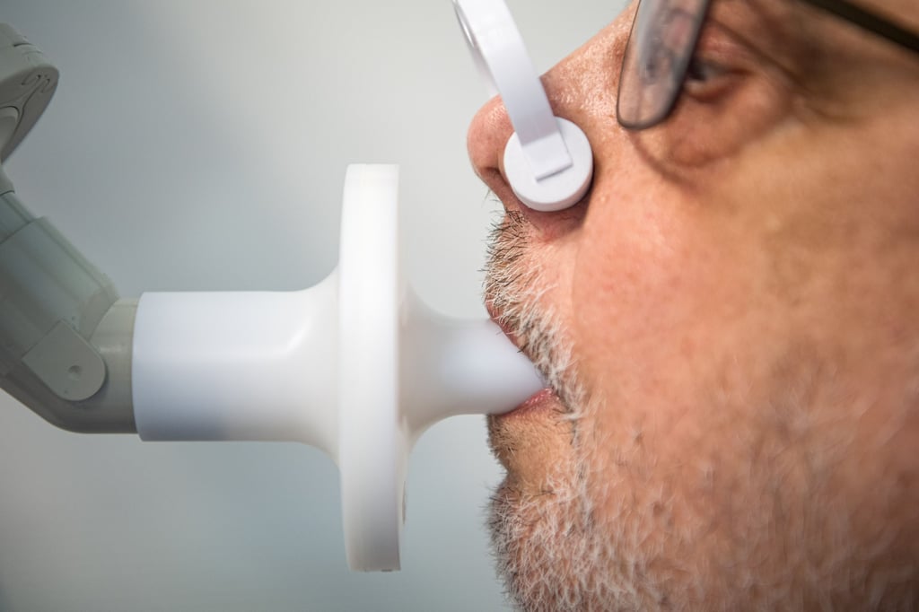 Ein Patient in einer Klinik für Long-Covid-Patienten lässt seine Lungenfunktion überprüfen. Long-Covid, Post-Covid und CFS sorgen häufig für lange Ausfallzeiten.