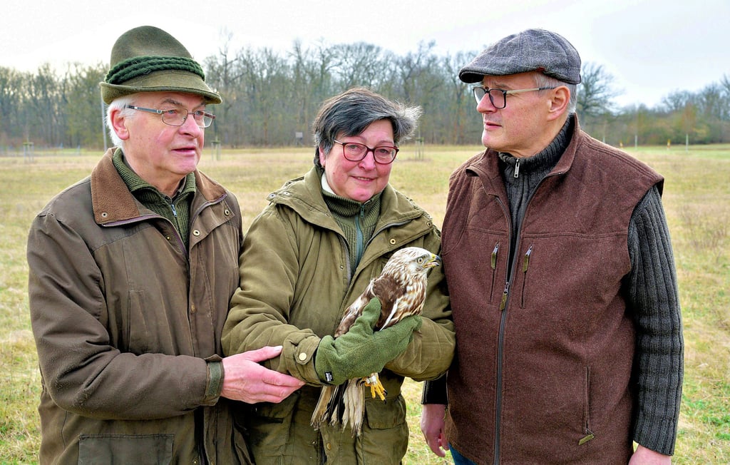 Im Dröbelschen Busch haben (von links) Siegfried und Monika Kamprath gemeinsam mit Tierarzt Frank Enders den wieder genesenen Raufußbussard in die Freiheit entlassen.