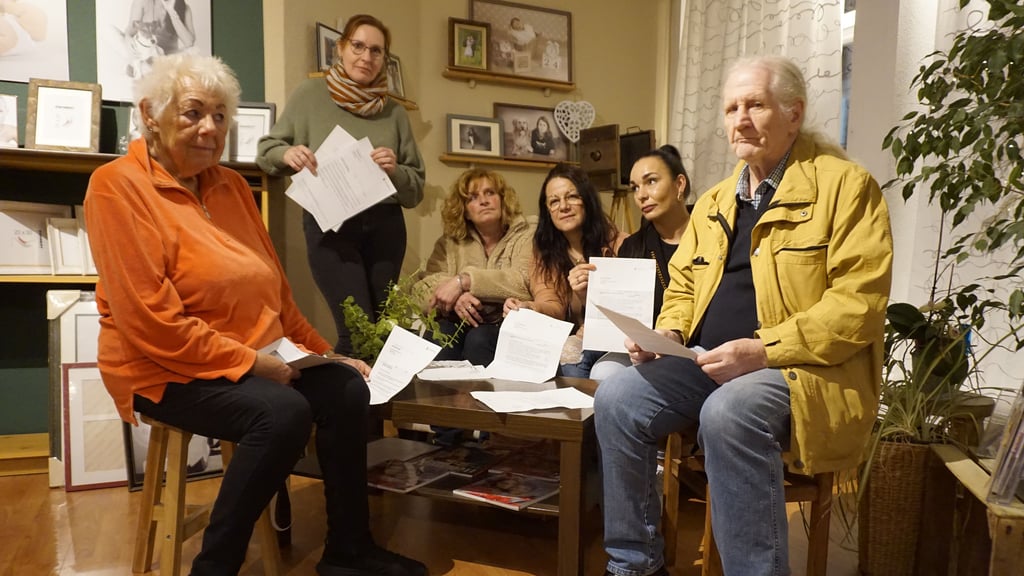 Mieterin Eva-Maria Schulze, Fotografin Nancy D. Hermenau-Gamalski, Friseurin Anke Ertzholz, die Mieterinnen Sandra Haenelt und Antje Seeger sowie Mieter Gerhrdt Arndt zeigen die Schreiben, die sie vom Wärmeversorger erhalten haben.