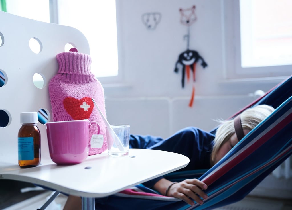 Fieberthermometer, Hustensaft, Wärmflasche und eine Tasse Tee: Die Wellen von Atemwegsinfektionen in Deutschland flachen langsam ab.