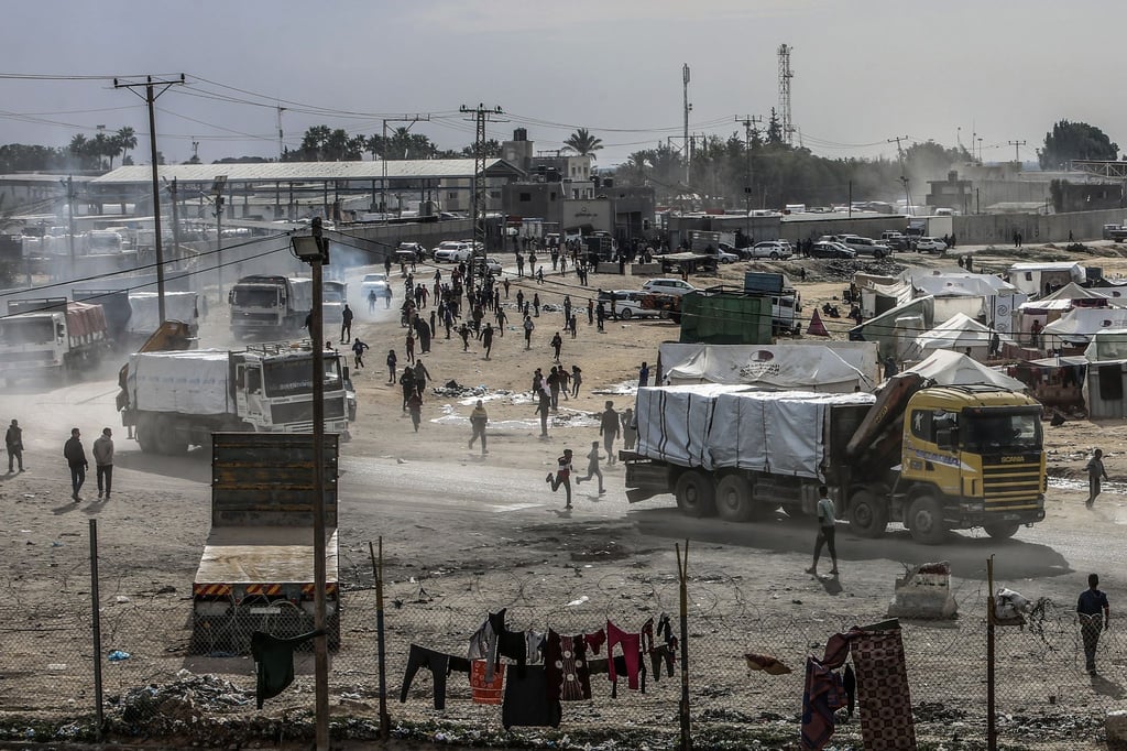 Lastwagen mit Hilfsgütern fahren in den Gazastreifen ein - die humanitäre Lage ist laut Hilfsorganisationen katastrophal (Archivbild).