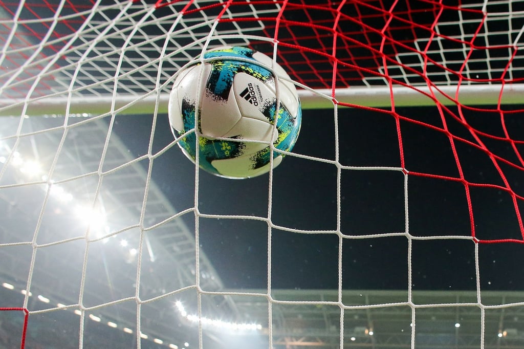Der Ball fliegt ins Netz.