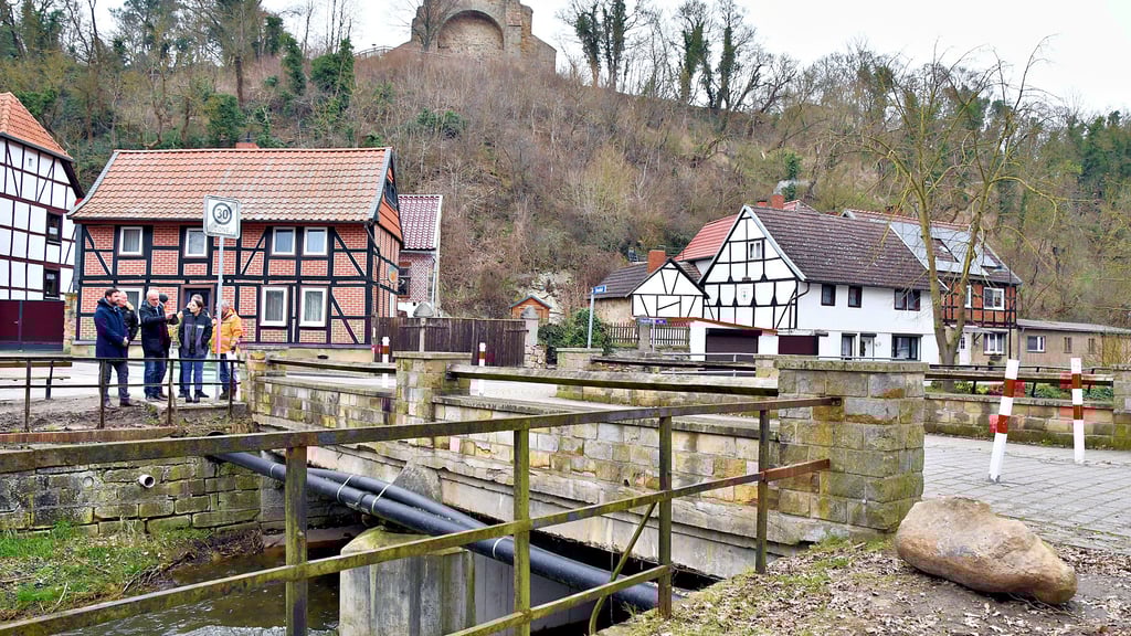 Die Brauhofbrücke in Walbeck ist marode. Derzeit kann sie nur von Radfahrern und Fußgängern benutzt werden.