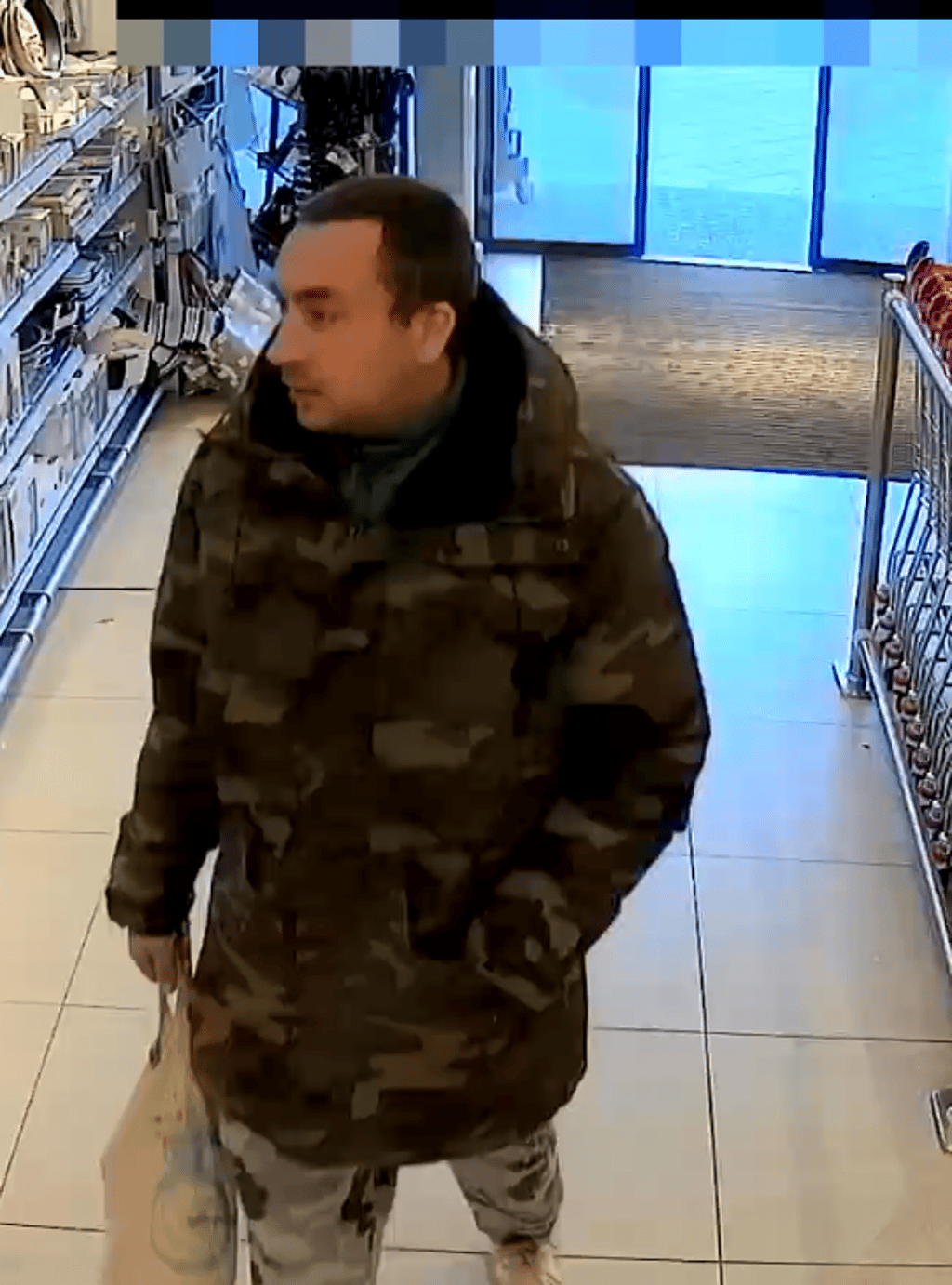 Dieser Mann könnte vier Diebstähle in zwei Drogerien in Magdeburg begangen haben.