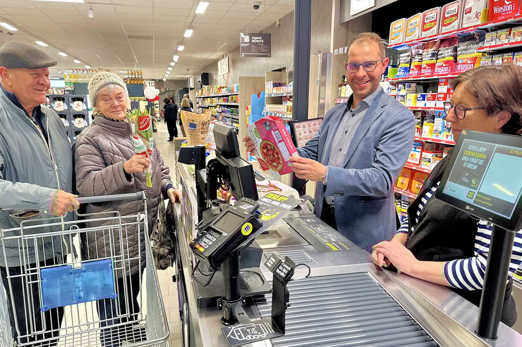 Die ersten Kunden im Supermarkt wurden Donnerstagmorgen von Bürgermeister Philipp Stark abkassiert.