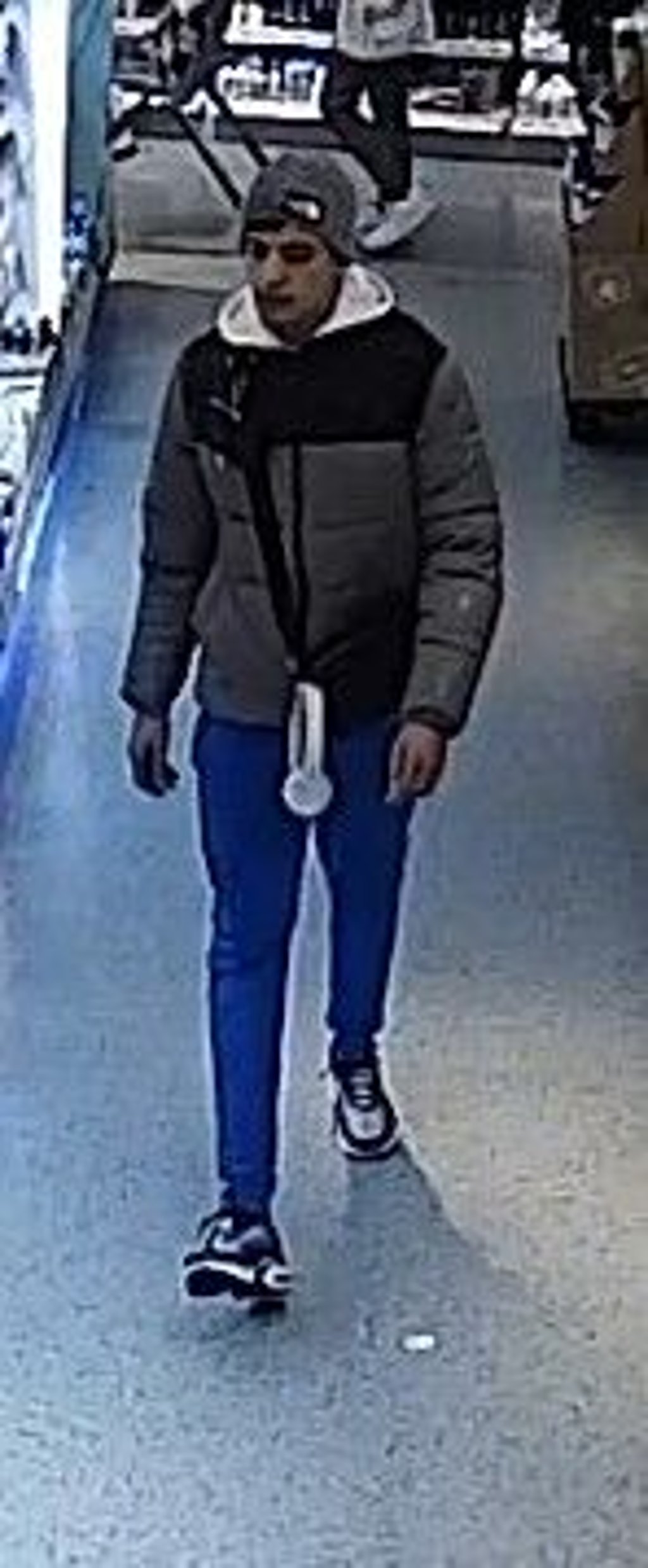 Dieser Mann könnte einen Diebstahl in einer Drogerie in Halle begangen haben.