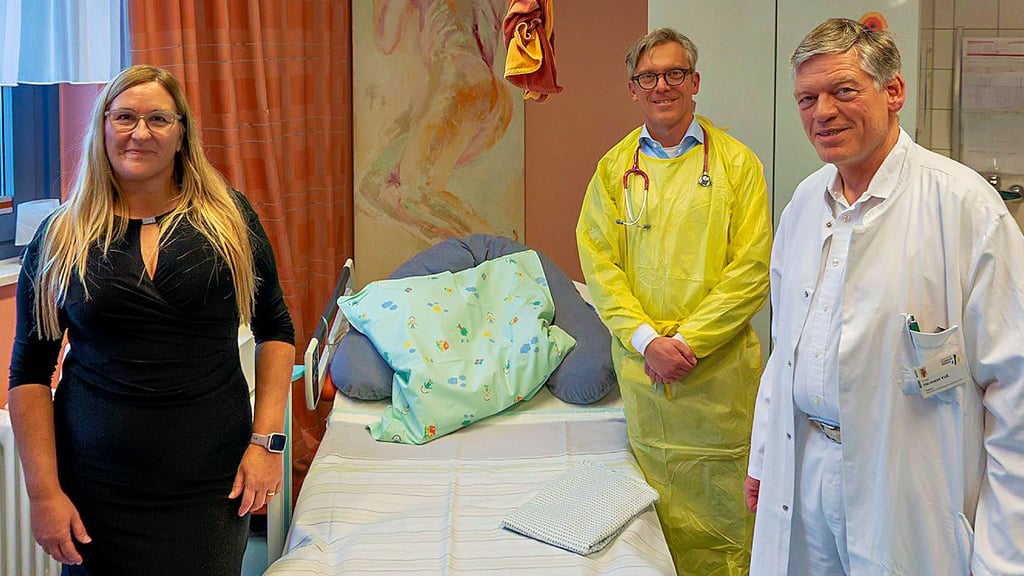 Gemeinsame Forschungsarbeit: (von links) Prof. Dr. Ana Zenclussen (UFZ Leipzig), Prof. Dr. Stefan Fest (Chefarzt Klinik für Kinder- und Jugendmedizin) und Dr. Hermann Voß (Chefarzt Klinik für Frauenheilkunde und Geburtshilfe) im Kreißsaal des Städtischen Klinikums Dessau.