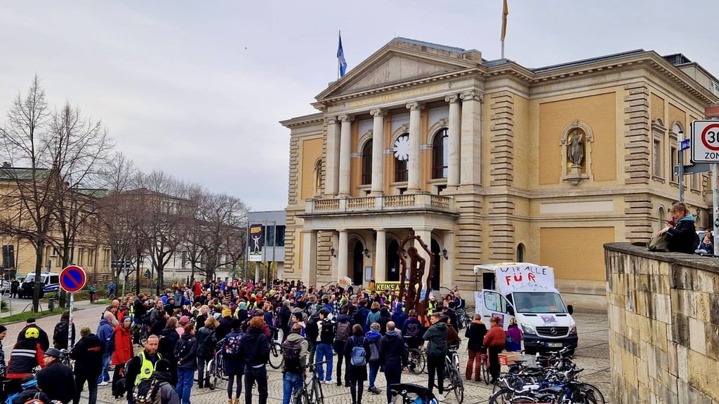 Die Demonstranten haben sich vor der Oper in Halle versammelt.